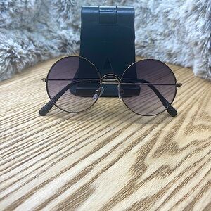 BRAND NEW✨
FANCY KID SUNGLASSES 💌
ROUND EYEWEAR ACCESSORIES 🌀
UV PROTECTION ⚜️